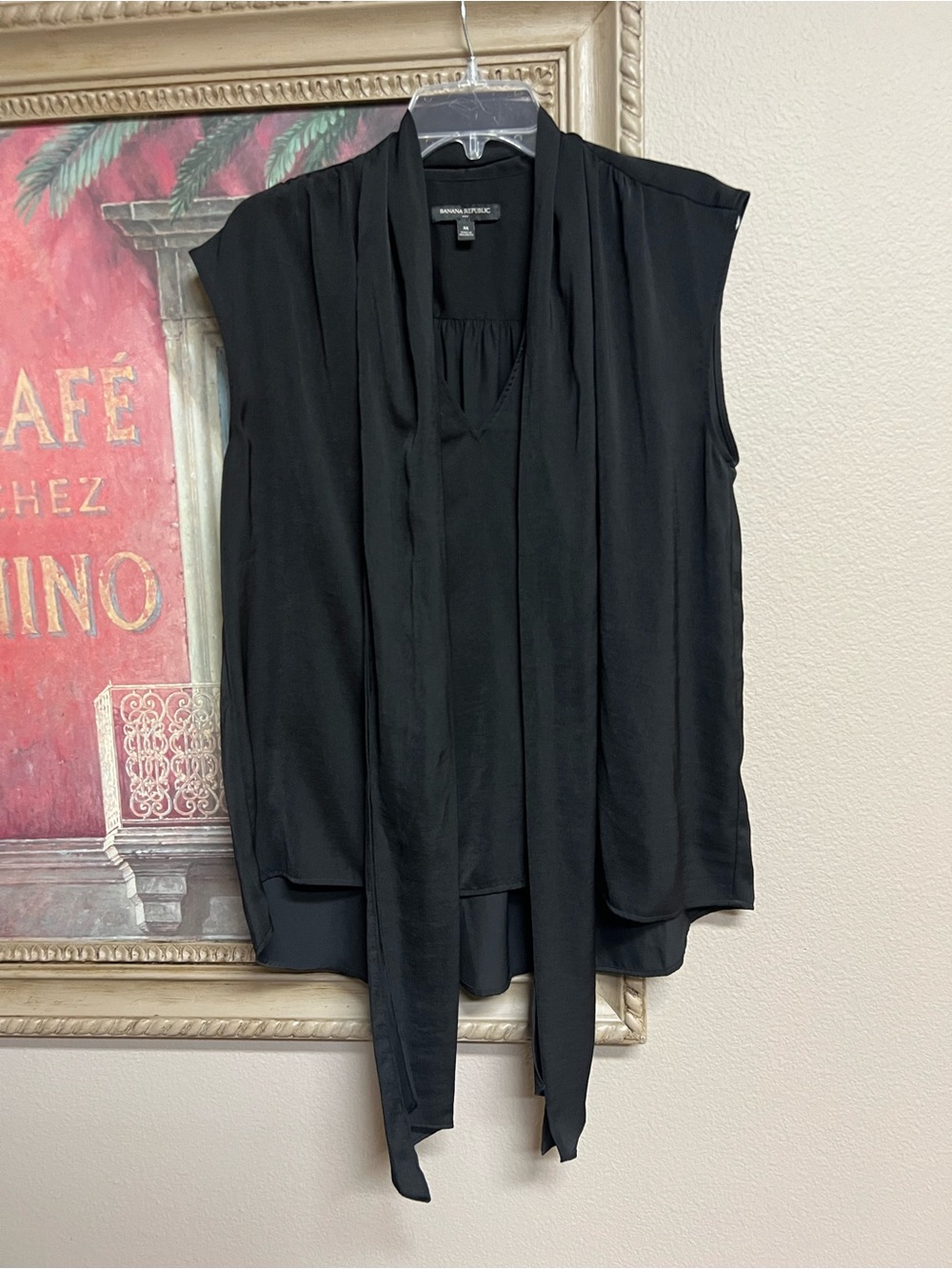Banana Republic Black V-Neck Sleeveless Blouse with Subtle Neck Tie